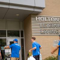 Alumni moving in boxes into Holton Hooker Living Center